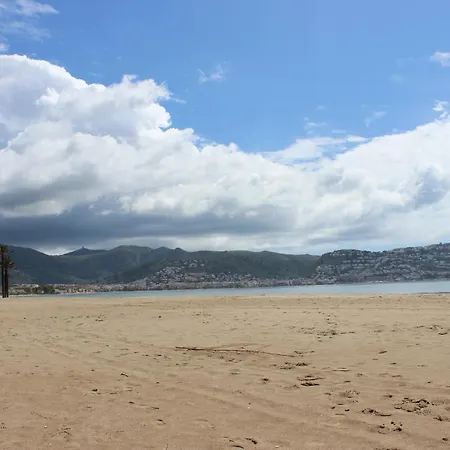 Διαμέρισμα Beautiful In Front Of Beach, Pool, View Ρόζες